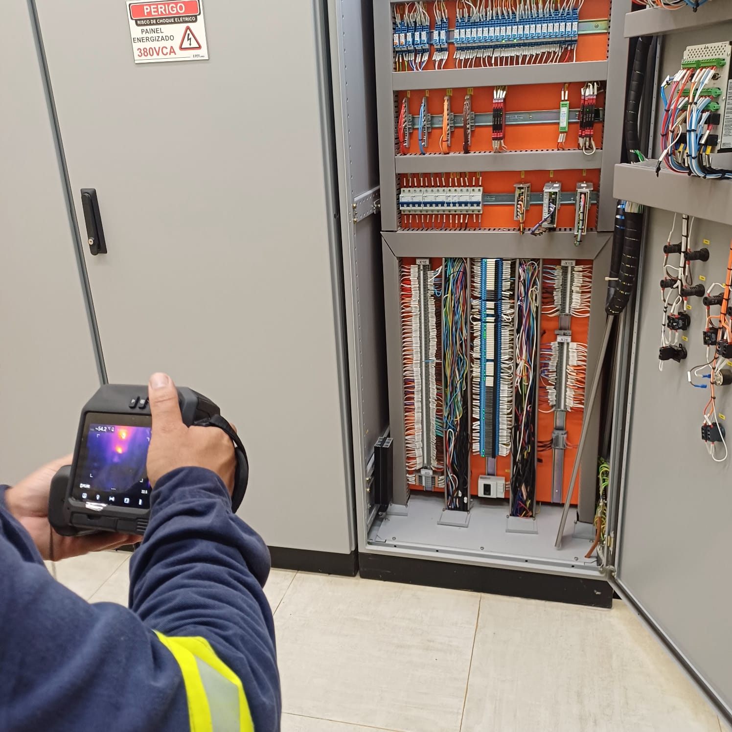 Inspeção termográfica de painel elétrico